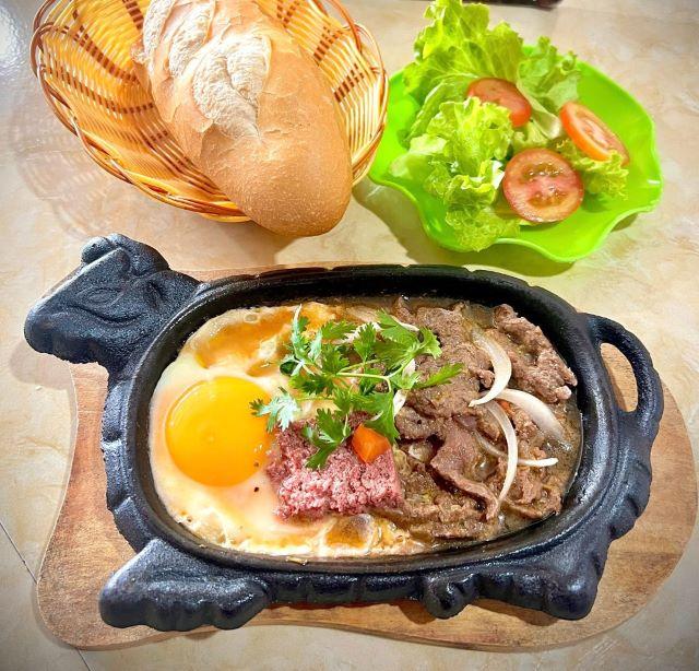 Cách trình bày món bò né đẹp mắt - Ảnh từ Mai Trinh