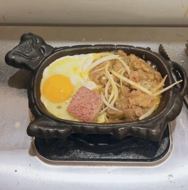 Chế biến bò né trên chảo - Ảnh từ Mai Trinh