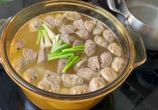 Nấu nồi nước dùng hủ tiếu bò viên - Ảnh sưu tầm