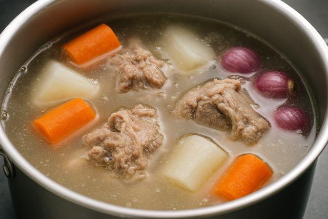 Nấu nồi nước dùng hủ tiếu mực