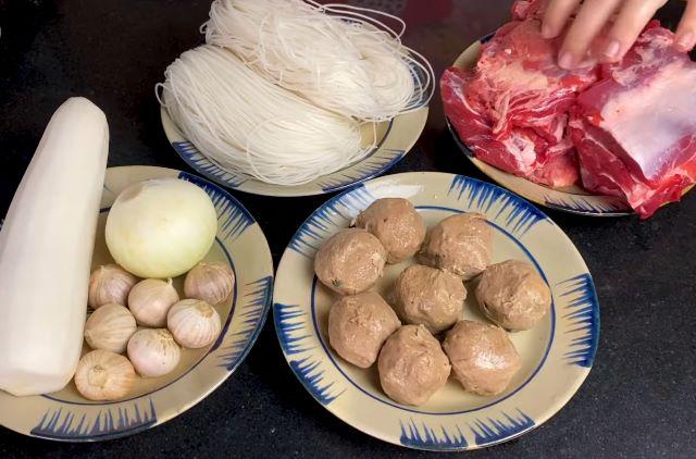 Nguyên liệu nấu hủ tiếu bò viên - Ảnh sưu tầm