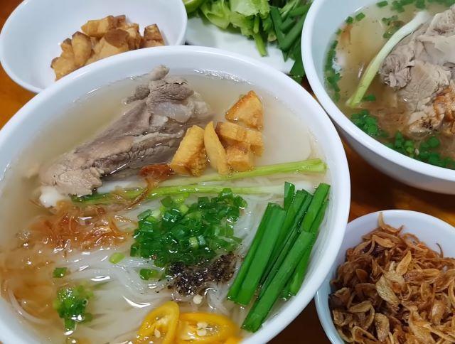 Thưởng thức hủ tiếu xương - Ảnh sưu tầm