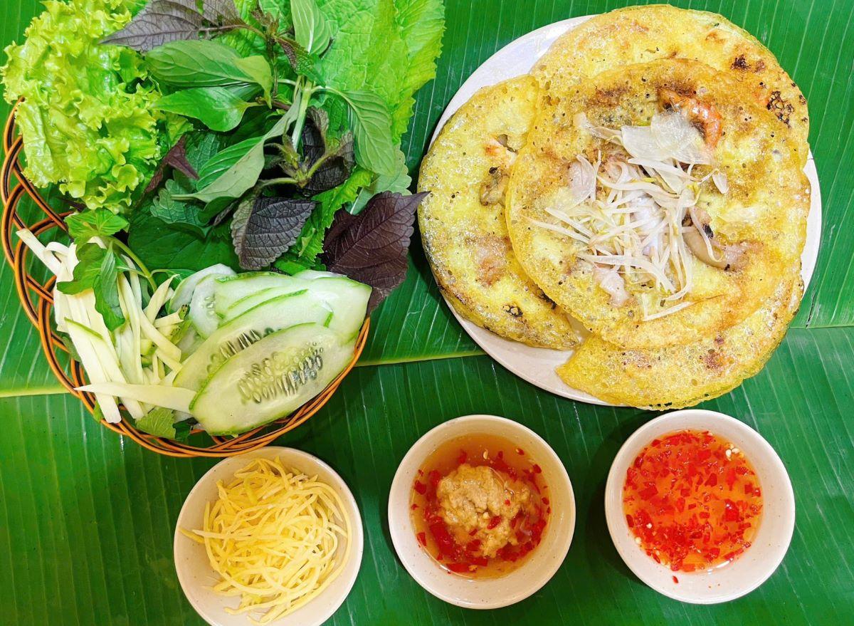 Cách đổ bánh xèo ngon, giòn chuẩn vị 3 miền: Bắc - Trung - Nam