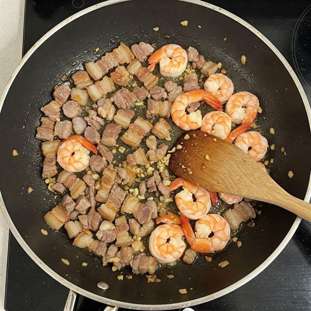 Chuẩn bị nhân cho bánh xèo miền Nam