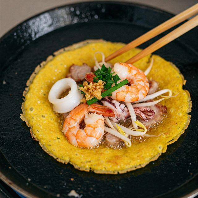 Một trong những cách đổ bánh xèo miền Trung