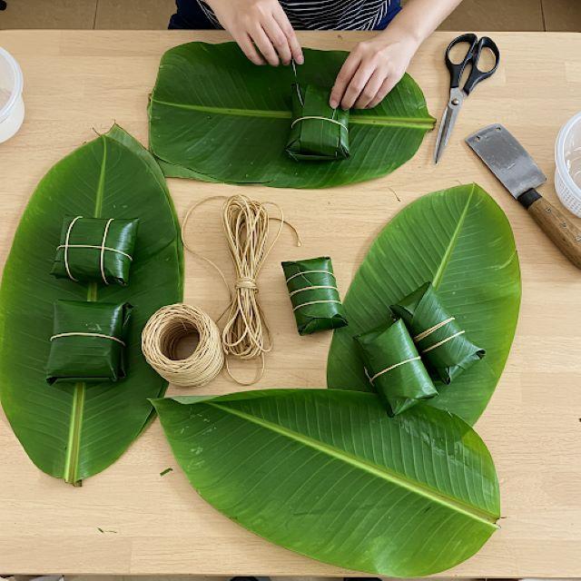 Lá chuối cần được rửa và lau khô ở 2 mặt