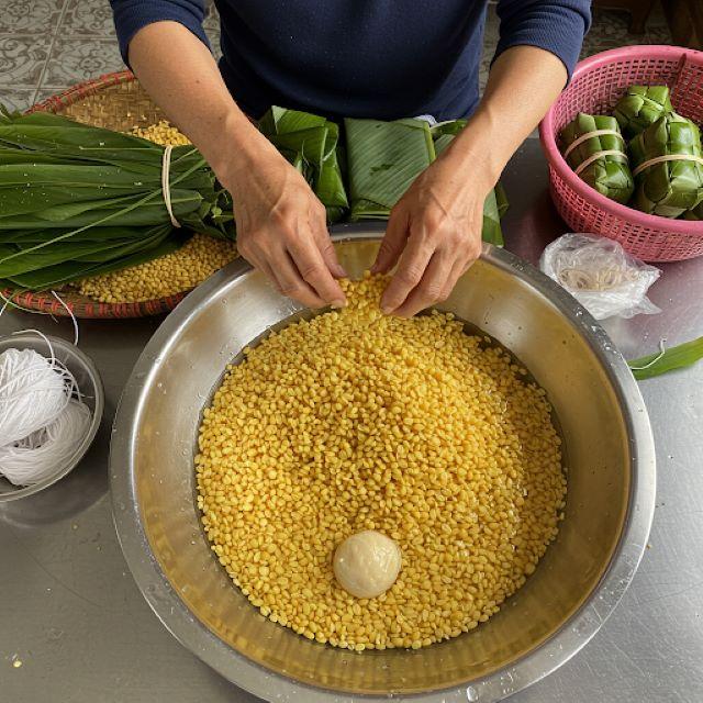 Sơ chế đậu xanh để làm nhân bánh Tét