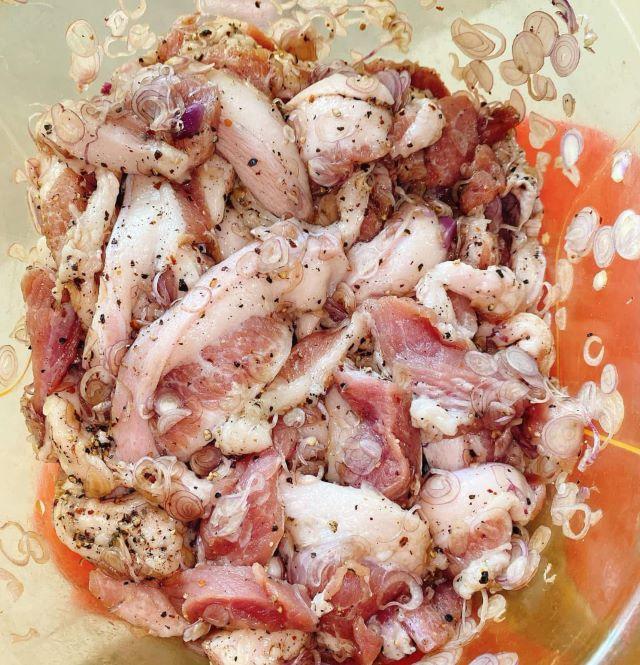 Ướp thịt để làm nhân cho bánh Tét - Ảnh từ Khen Vũ