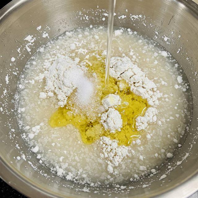 Cách pha trộn bột ở cách làm bánh bèo miền Nam