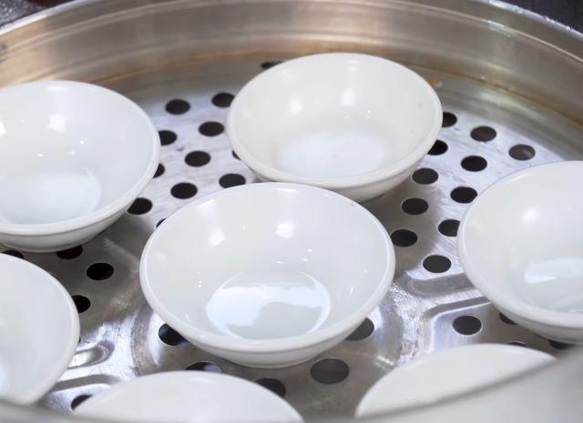 Cho các chén nhỏ vào nồi xửng, đun cho nóng chuẩn bị đổ bột vào và hấp - Ảnh sưu tầm