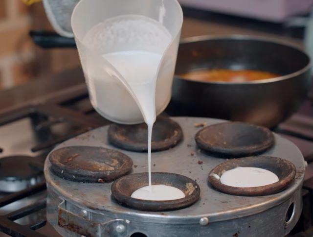 Đun nóng khuôn và cho bột vào