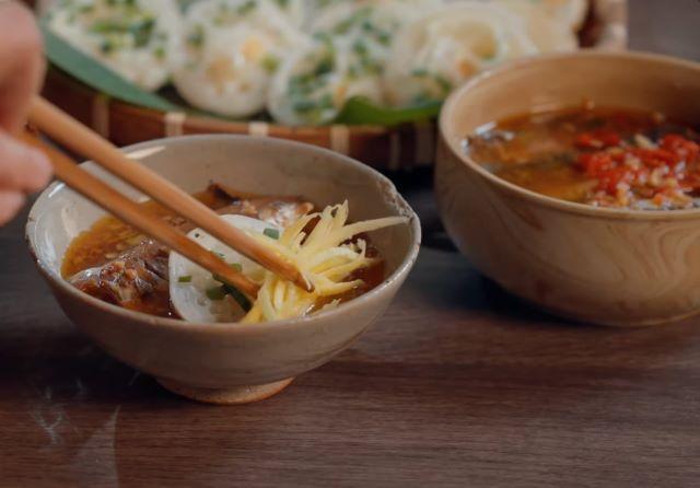 Nước chấm cá nục kho ăn với bánh căn