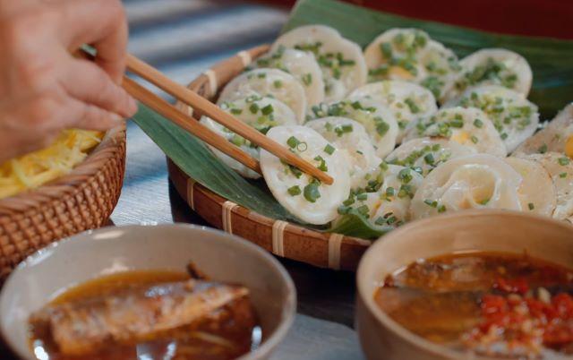 Thưởng thức bánh căn Phan Thiết vừa làm thơm ngon nóng hổi