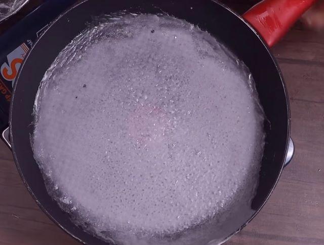 Bắt chảo lên bếp, phết một ít dầu chờ nóng rồi cho bột vào lắc trán đều chảo - Ảnh sưu tầm