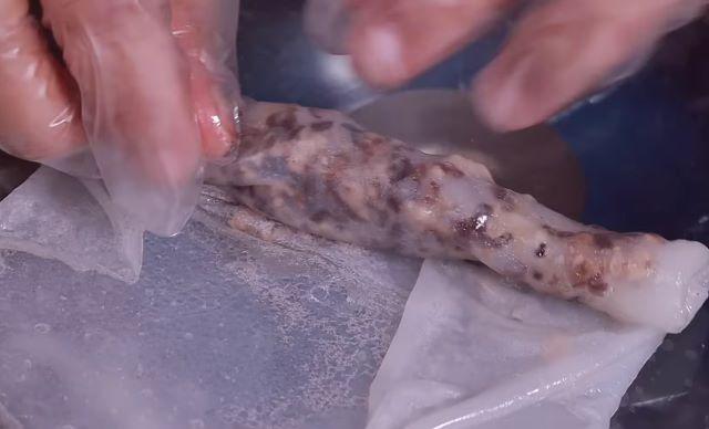 Cho phần nhân vào bánh và cuốn lại - Ảnh sưu tầm