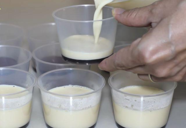 Cho hỗn hợp sữa và trứng vừa pha vào khuôn để mang đi hấp - Ảnh sưu tầm