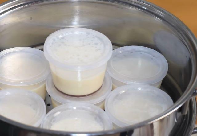 Đem bánh cho vào nồi hấp và hấp chín