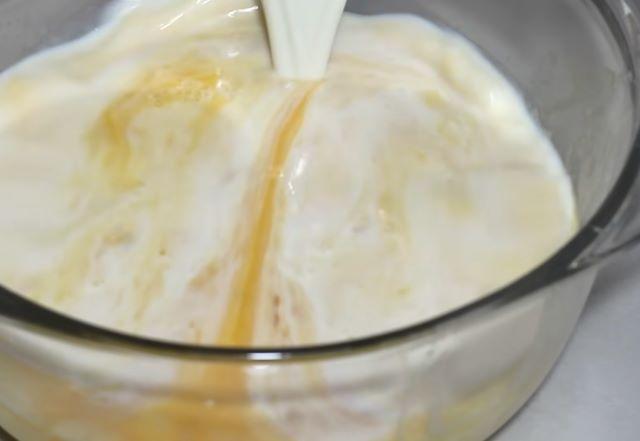 Tiếp đến cho sữa ấm vào hỗn hợp trứng và sữa tươi vừa rồi sau đó khuấy đều và cho thêm vani vào - Ảnh sưu tầm