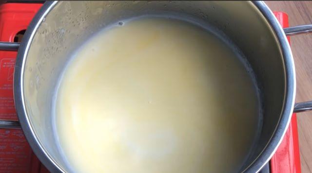 Đun sôi đường, muối sữa và bơ lạt cho tan - Ảnh sưu tầm