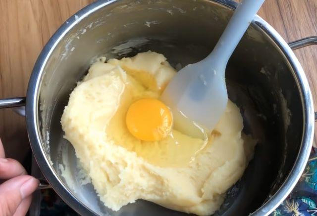 Sau khi bột nguội thì cho trứng vào - Ảnh sưu tầm