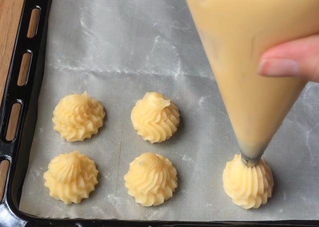 Tạo hình bánh và sau đó mang đi nướng bánh đến khi vàng - Ảnh sưu tầm