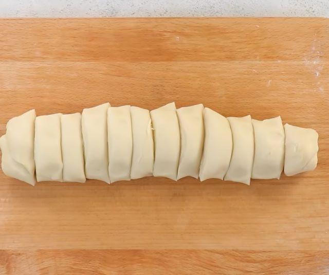 Chia phàn bột ra thành từng phần nhỏ và xếp vào các khay để làm đến bánh