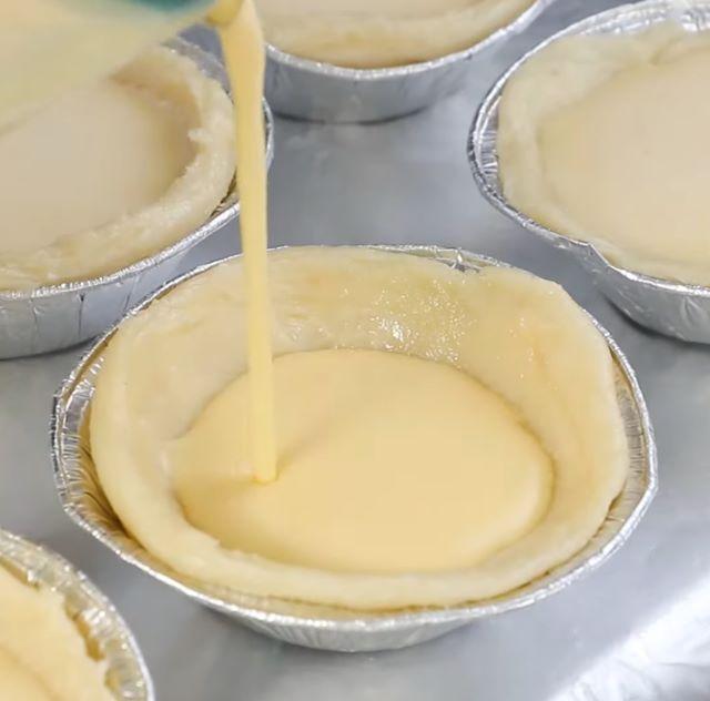 Đổ nhân vào khay bánh