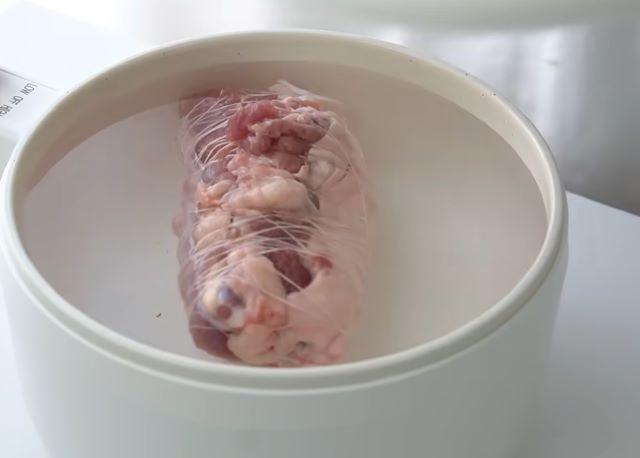 Rửa sạch và luộc thịt chân giò - Ảnh sưu tầm