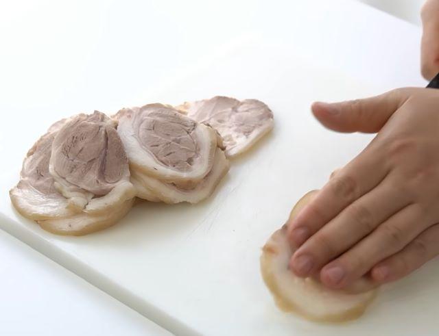 Thái thịt chân giò thành từng miếng mỏng vừa ăn - Ảnh sưu tầm