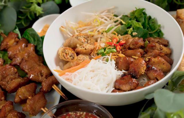 Bày hết các nguyên liệu ra bát và thưởng thức thôi, bạn có thể ăn kèm với chả giò để tăng độ ngon của món ăn nhé - Ảnh sưu tầm