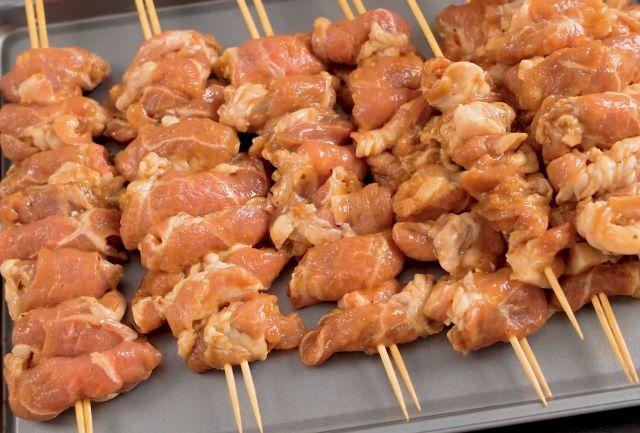 Xiên thịt vào que để chuẩn bị đem đi nướng - Ảnh sưu tầm