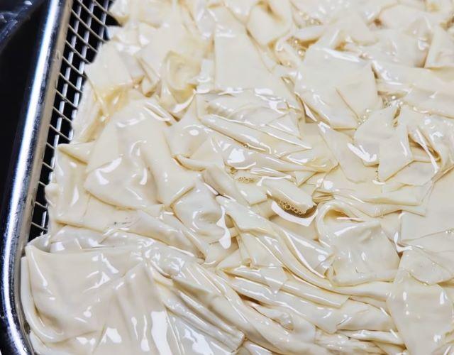 Sơ chế tàu hũ ky, ngâm rửa sạch rồi đem luộc sơ với nước sôi sau đó vớt ra để ráo - Ảnh sưu tầm