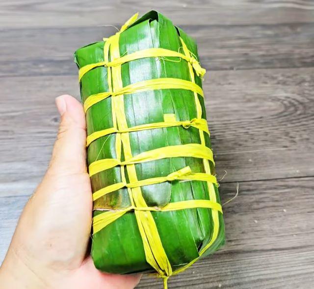 Thành phẩm đòn chả chay sau khi gói và cột dây để chuẩn bị mang đi hấp - Ảnh sưu tầm