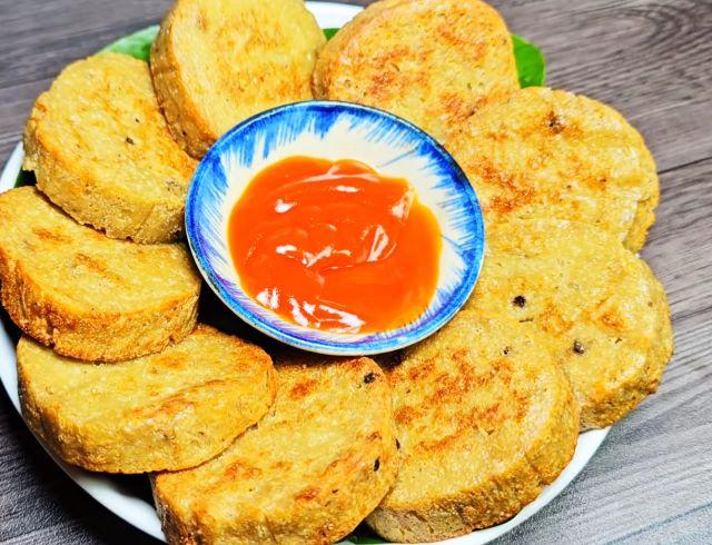 Thưởng thức chả chay chiên chấm với tương ớt - Ảnh sưu tầm