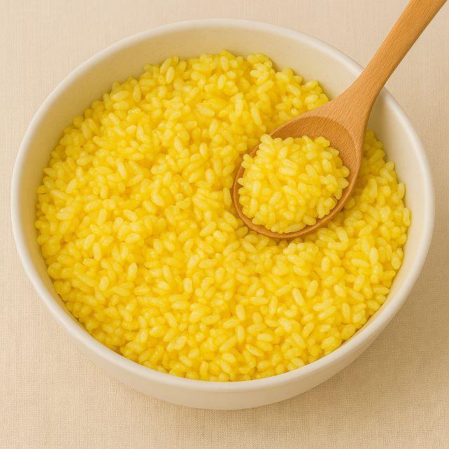 Trộn cơm với trứng sau đó bóp cho tơi ra