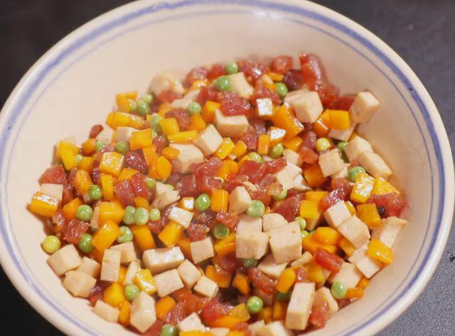 Xào các nguyên liệu phụ và cho ra tô - Ảnh sưu tầm