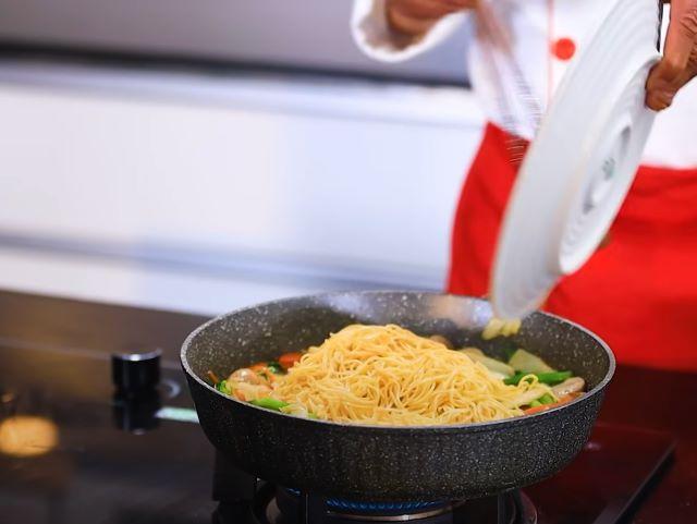 Cho mì vừa trụn vào xào cùng và nêm nếm lại gia vị rồi cho ra đĩa thưởng thức