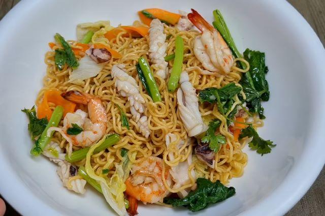 Cho mì xào ra đĩa và thưởng thức thôi