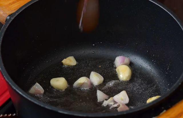 Bắt chảo dầu nóng và phi thơm hành tỏi - Ảnh sưu tầm