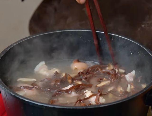 Sau khi ninh thịt 20 phút thì cho nấm và cà rốt vào - Ảnh sưu tầm