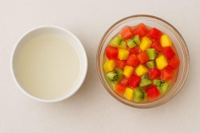 Sơ chế cắt nhỏ trái cây và ngâm bột trau câu với nước