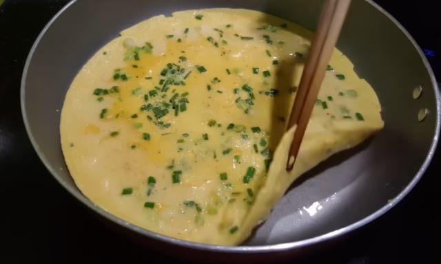 Khi trứng đã bắt đầu chín vàng thì có thể tắt bếp cho ra đĩa - Ảnh sưu tầm