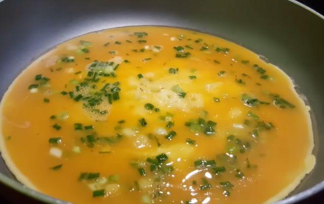 Làm nóng chảo và cho trứng vào chiên