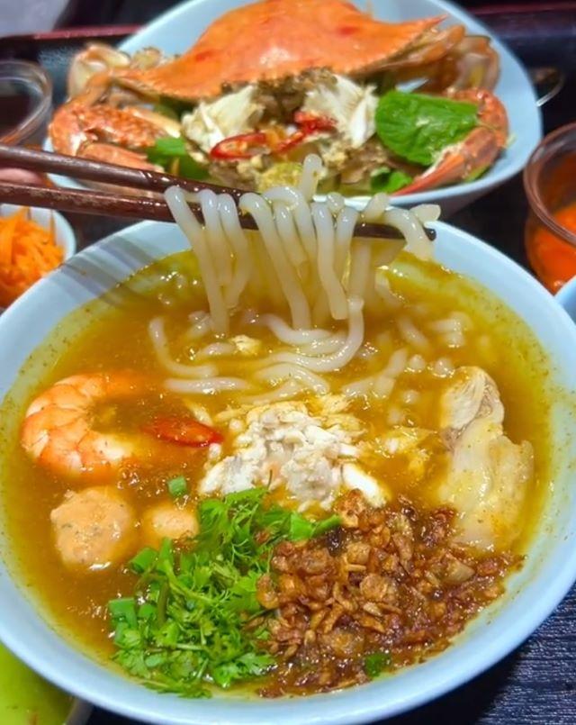 Nên thưởng thức bánh canh ghẹ lúc còn nóng sẽ rất ngon