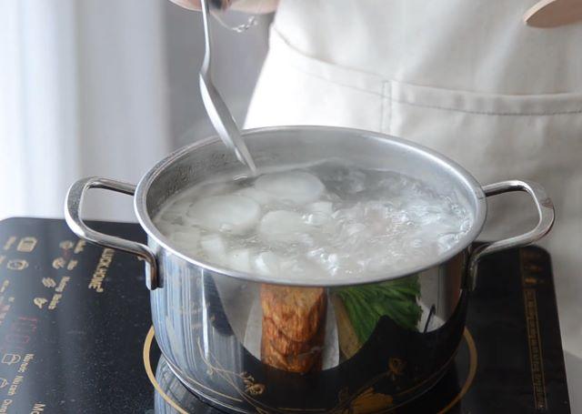 Bước sơ chế và nấu nước dùng bánh canh hẹ