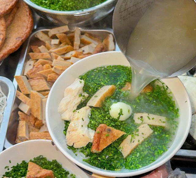 Cho ra tô và thưởng thức bánh canh hẹ thôi - Ảnh sưu tầm