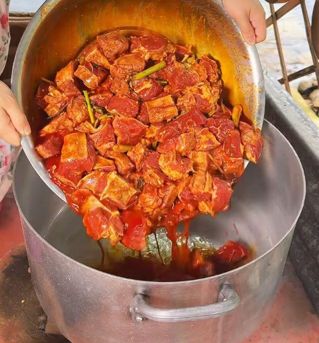 Cho thịt bò vào nồi để xào thịt bò - Ảnh sưu tầm