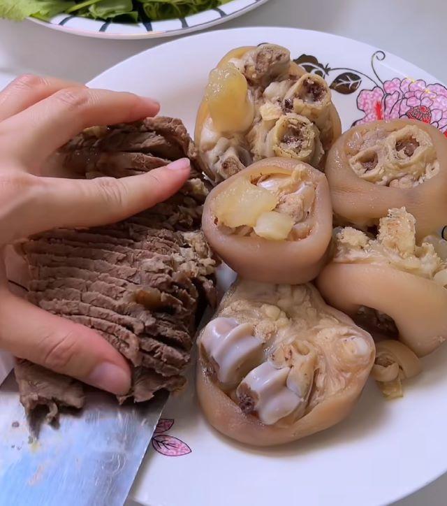 Vớt thịt ra để nguội rồi thái lát mỏng vừa ăn, để riêng - Ảnh sưu tầm