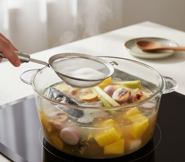 Hầm xương cá và ninh nồi nước dùng bún cá Nha Trang