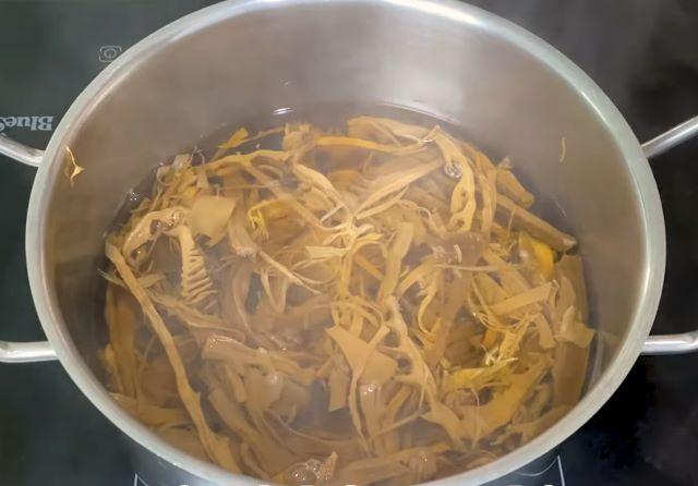 Luộc măng và rửa lại với nước sạch - Ảnh sưu tầm